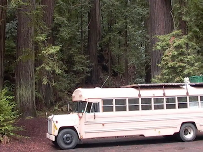 Transformarea unui autobuz intr-o veritabila casa pe roti