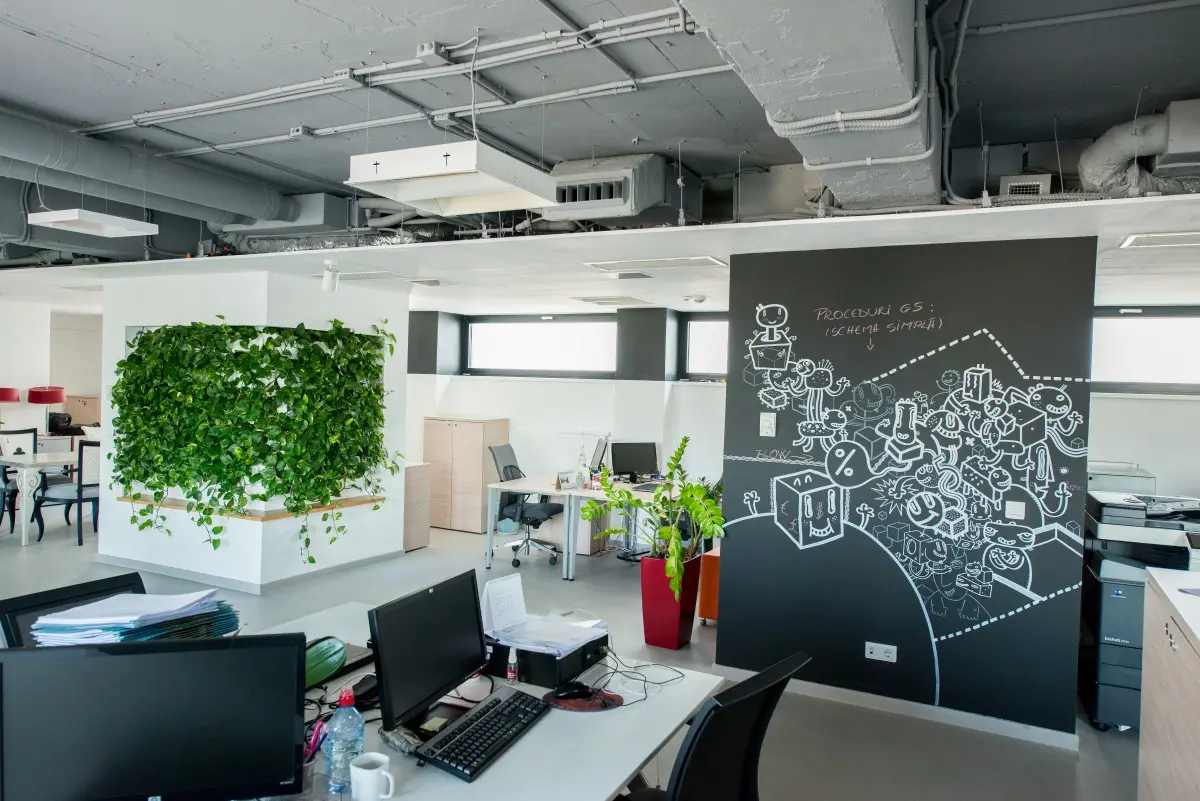 Birou din Bucuresti intr-un mix de culori ce starneste imaginatia