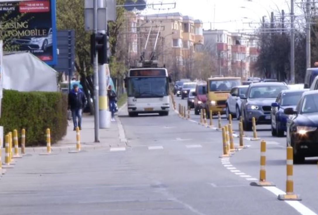 Mașinile au distrus trotuarele de pe Bdul Titulescu. Autoritățile vor să pună stâlpi de protecție