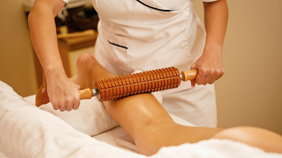 Maderoterapia, tratamentul cu lemn care cucerește tot mai multe clinici. Ce este, cum funcționează și de ce merită încercat la Fiziolife Medica