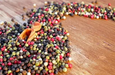 Piper în mașina de spălat: cum îți salvezi hainele colorate de la decolorare