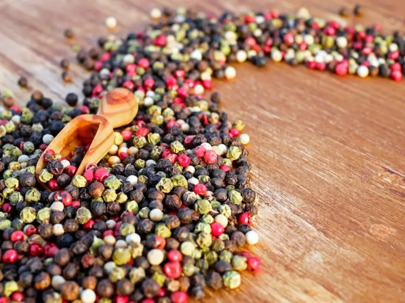 Piper în mașina de spălat: cum îți salvezi hainele colorate de la decolorare