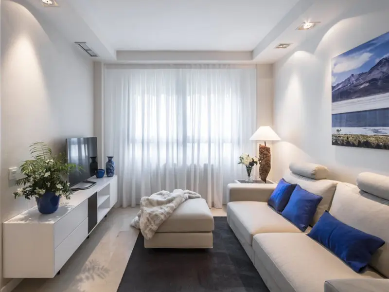 Amenajare de apartament in stil contemporan cu tonuri neutre si decor minimalist