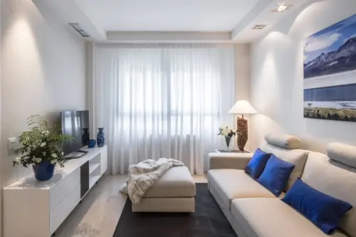 Amenajare de apartament in stil contemporan cu tonuri neutre si decor minimalist