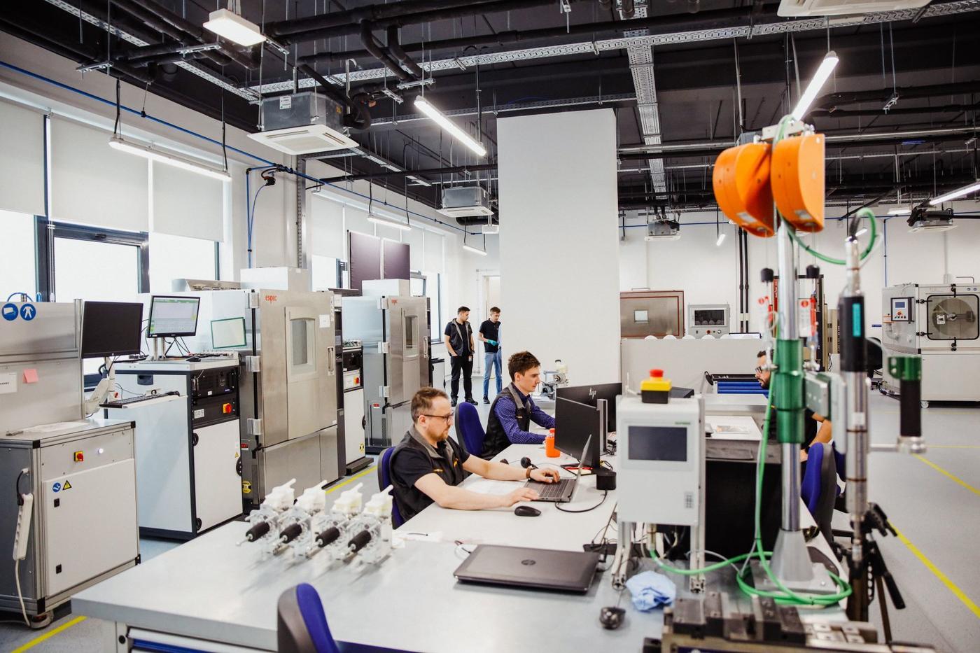 Investiţie de peste opt milioane de euro a companiei Continental, la Iaşi / A fost inaugurat un nou corp de clădire care include o zonă de testare pentru sistemele de frânare auto şi o parcare supraterană de 210 locuri