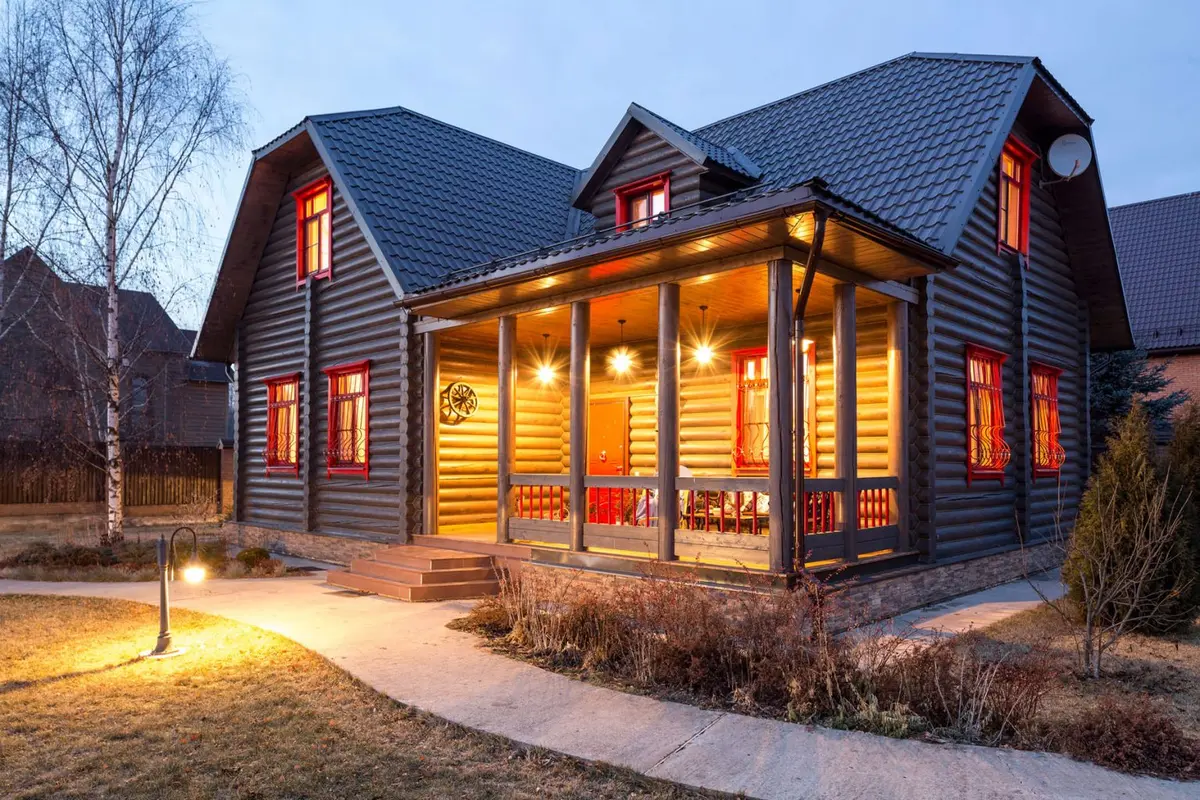 O casa din lemn amenajata in stil rustic cu detalii vintage