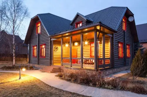 O casa din lemn amenajata in stil rustic cu detalii vintage