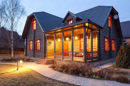 O casa din lemn amenajata in stil rustic cu detalii vintage