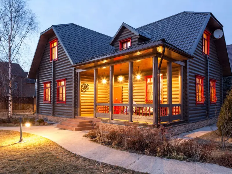 O casa din lemn amenajata in stil rustic cu detalii vintage