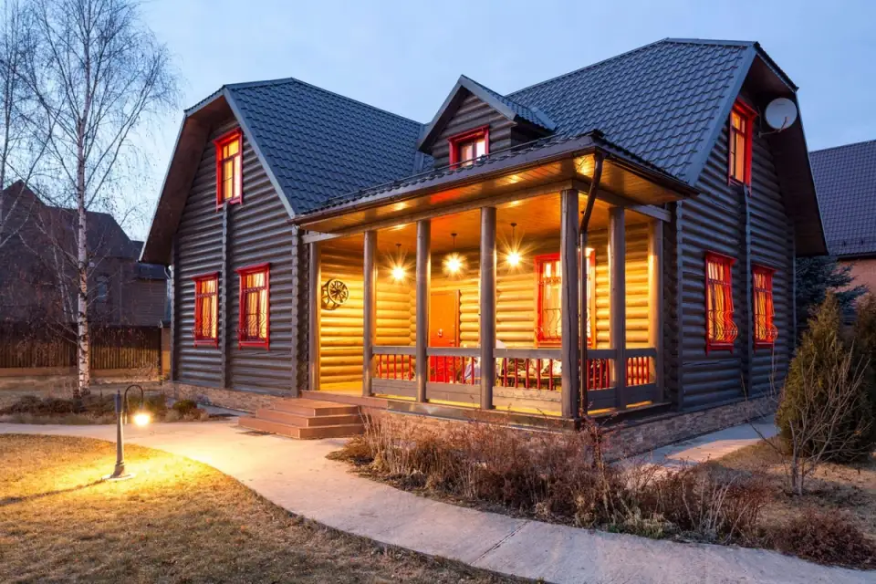 O casa din lemn amenajata in stil rustic cu detalii vintage