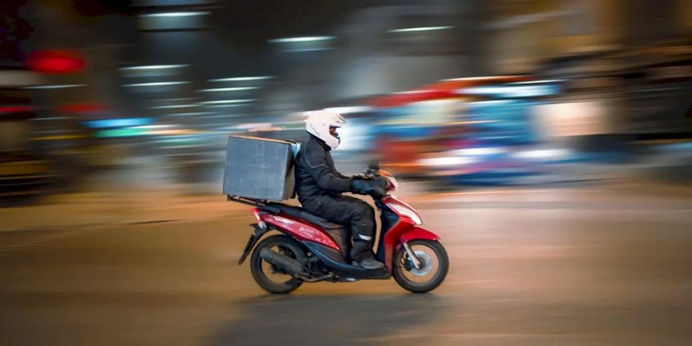 Livratorii de mâncare pun în dificultate traficul din București. 30% dintre accidentele din Capitală au fost provocate de livratorii străini