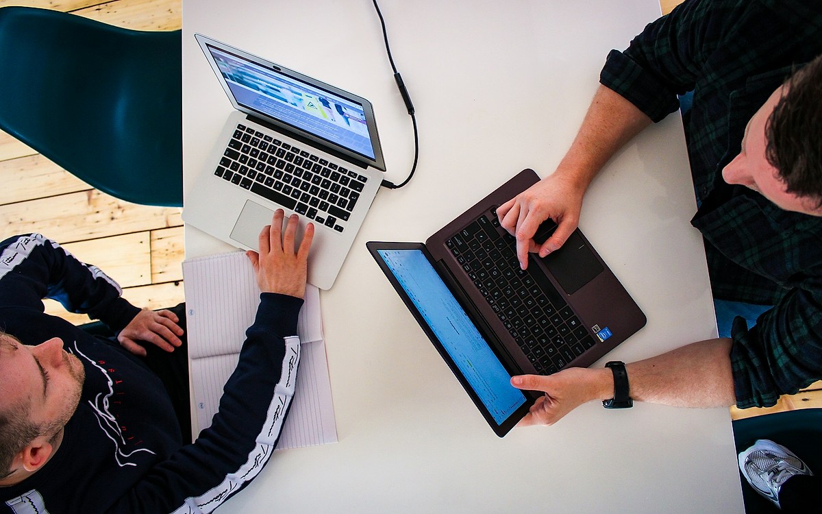Competențe digitale de bază sau operator de date? Cum alegi cursul DIGIFORM potrivit pentru tine
