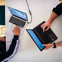 Competențe digitale de bază sau operator de date? Cum alegi cursul DIGIFORM potrivit pentru tine