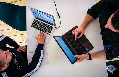 Competențe digitale de bază sau operator de date? Cum alegi cursul DIGIFORM potrivit pentru tine