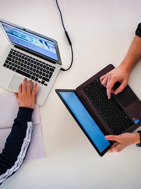 Competențe digitale de bază sau operator de date? Cum alegi cursul DIGIFORM potrivit pentru tine