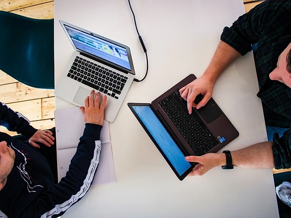 Competențe digitale de bază sau operator de date? Cum alegi cursul DIGIFORM potrivit pentru tine