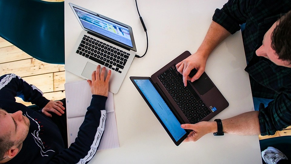 Competențe digitale de bază sau operator de date? Cum alegi cursul DIGIFORM potrivit pentru tine