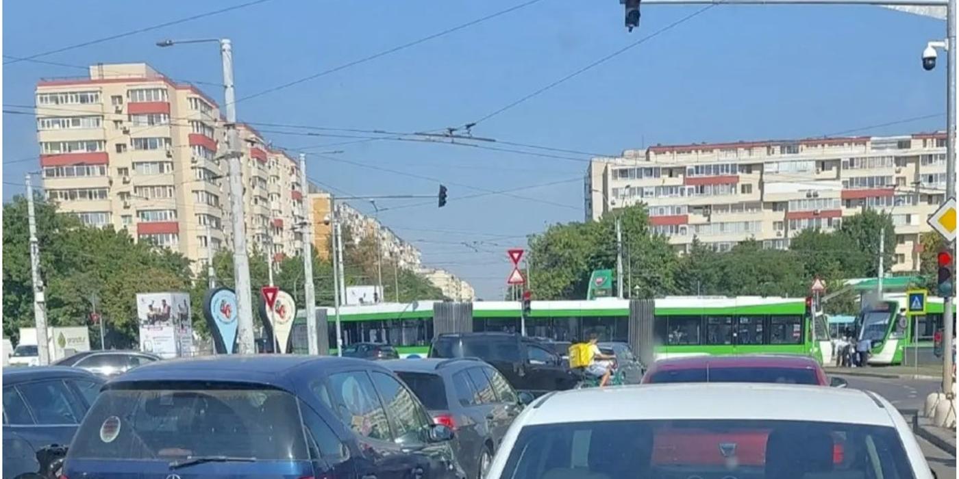 Linia 10 este blocată după ce un tramvai a rămas pe separator, la Piața Sudului din București