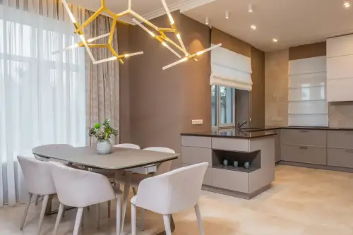 Soluții de iluminat pentru scoaterea în evidență a zonei de luat masa din bucătărie