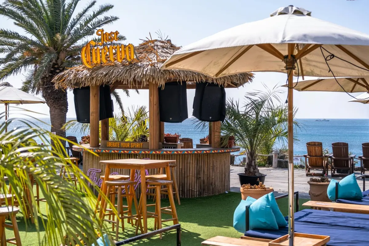 Top 6 trucuri pentru a amenaja un bar inedit pe plajă