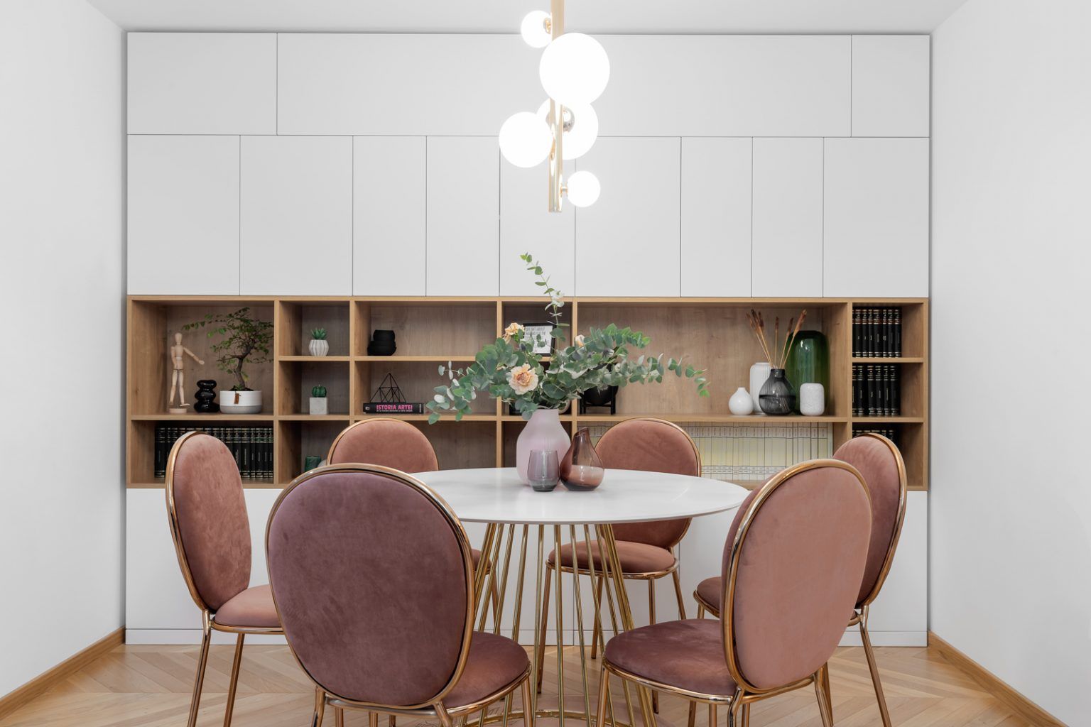 Motive retro si culori jucause  Amenajare moderna apartament de 4 camere