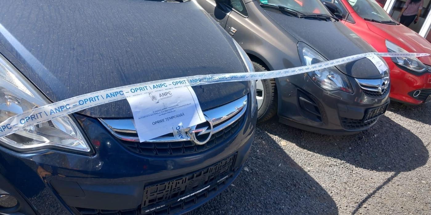 Sute de autovehicule second hand, oprite temporar de la vânzare în urma controalelor făcute de comisarii de la Protecţia Consumatorilor în regiunea Sud-Muntenia