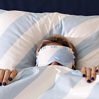 O treime dintre români dorm sub 6 ore pe noapte. Cei cu venituri mici raportează frecvent coșmaruri