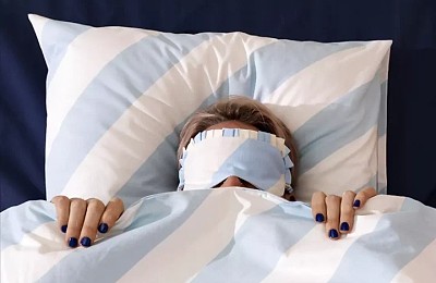 O treime dintre români dorm sub 6 ore pe noapte. Cei cu venituri mici raportează frecvent coșmaruri