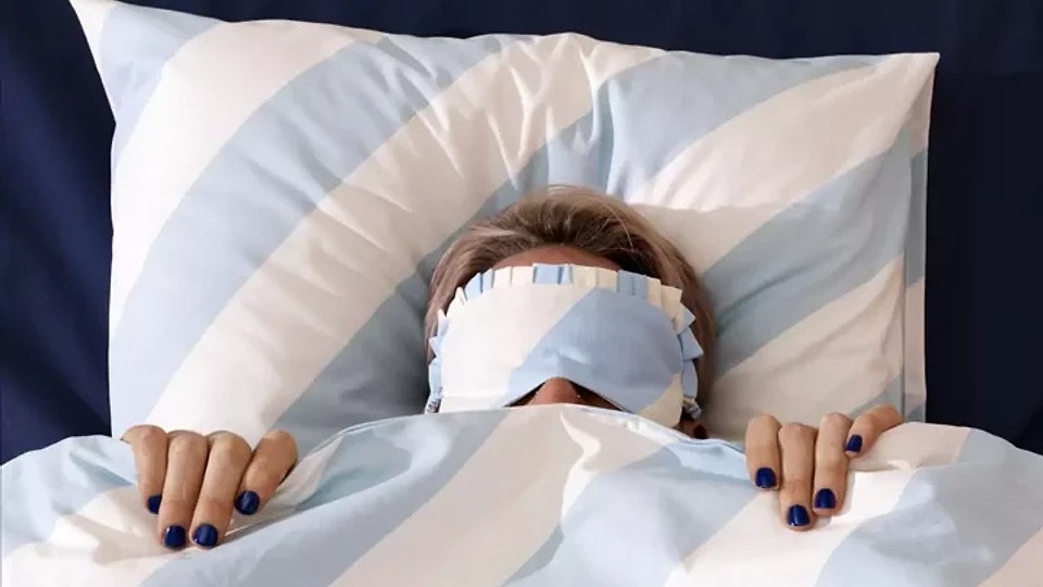 O treime dintre români dorm sub 6 ore pe noapte. Cei cu venituri mici raportează frecvent coșmaruri