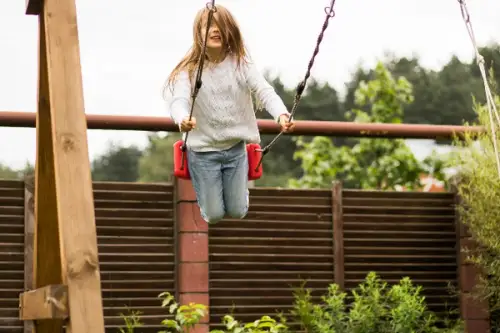 Crearea unui loc de joacă sigur în curte pentru copii