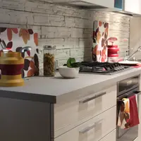 6 optiuni pentru a decora spatiul dintre dulapurile din bucatarie