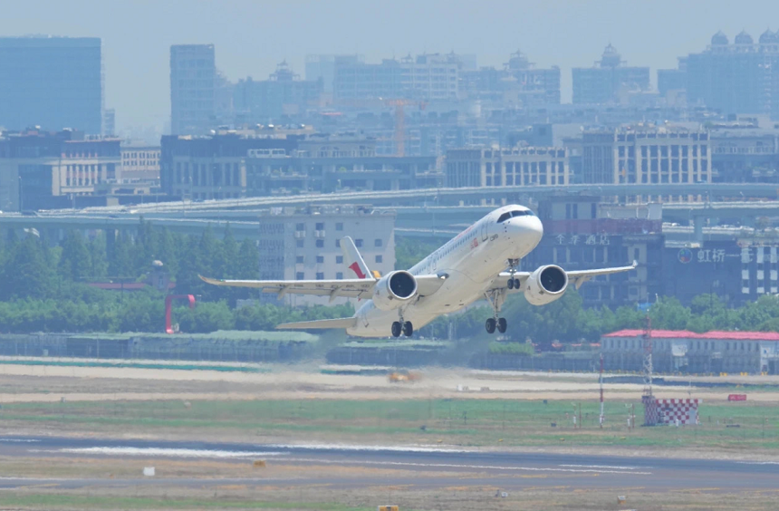 Primul avion de linie construit de China, C919, efectuează cu succes zborul de inaugurare, de la Shanghai la Beijing
