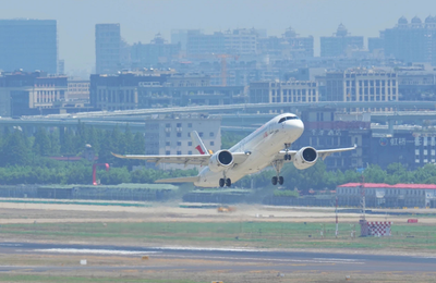 Primul avion de linie construit de China, C919, efectuează cu succes zborul de inaugurare, de la Shanghai la Beijing