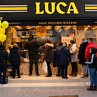 FOTO | Brandul românesc LUCA le-a luat mințile polonezilor: Patiseriile din centrul Varșoviei atrag mii de clienți și adesea se formează cozi interminabile