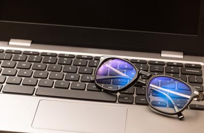 Suprasolicitarea digitală a ochilor: Ce este și cum o poți evita