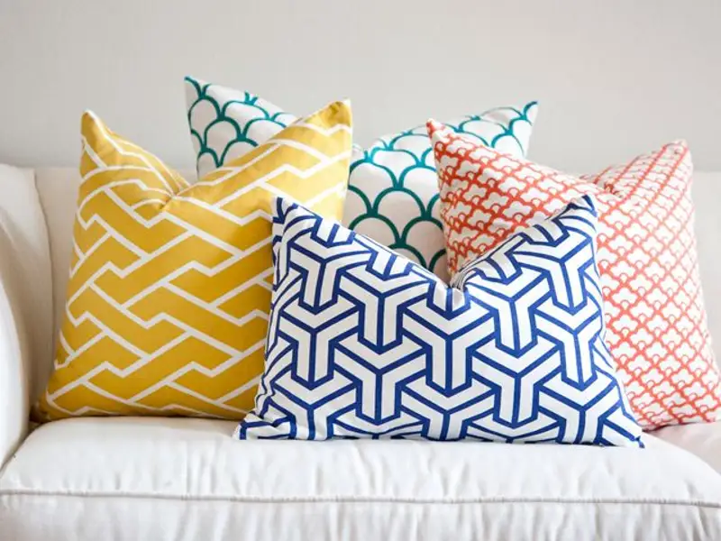 3 modalitati de a combina pernele decorative