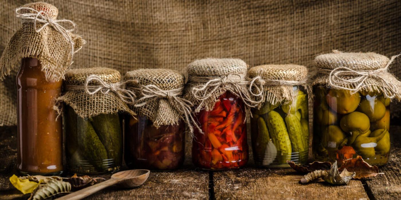 Ingredientul de adăugat în borcanul murăturilor. Așa se vor menține tari și crocante