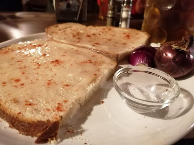 Inflația din ultimii ani a afectat și celebra pită cu unsoare și ceapă, mâncarea accesibilă tuturor