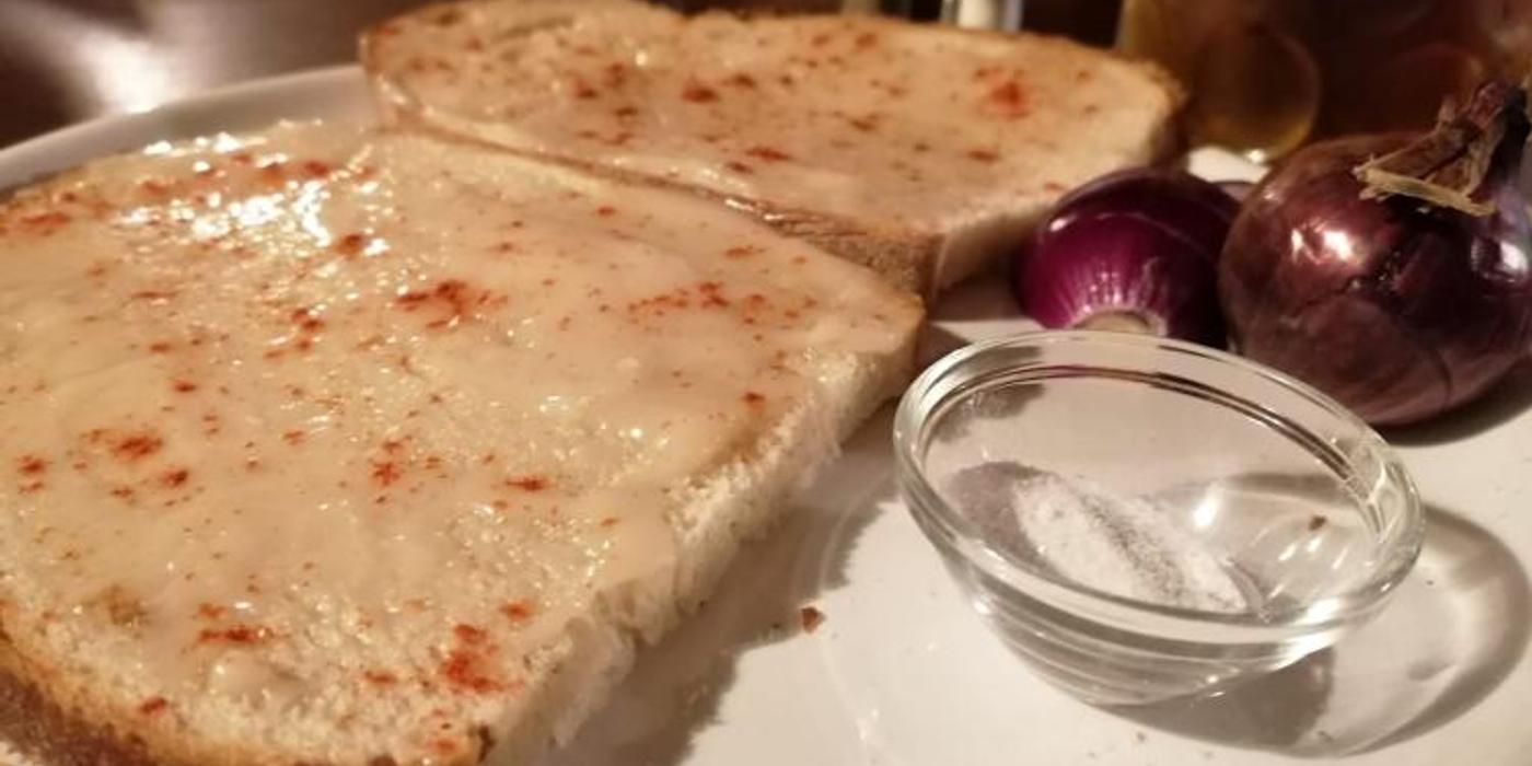 Inflația din ultimii ani a afectat și celebra pită cu unsoare și ceapă, mâncarea accesibilă tuturor