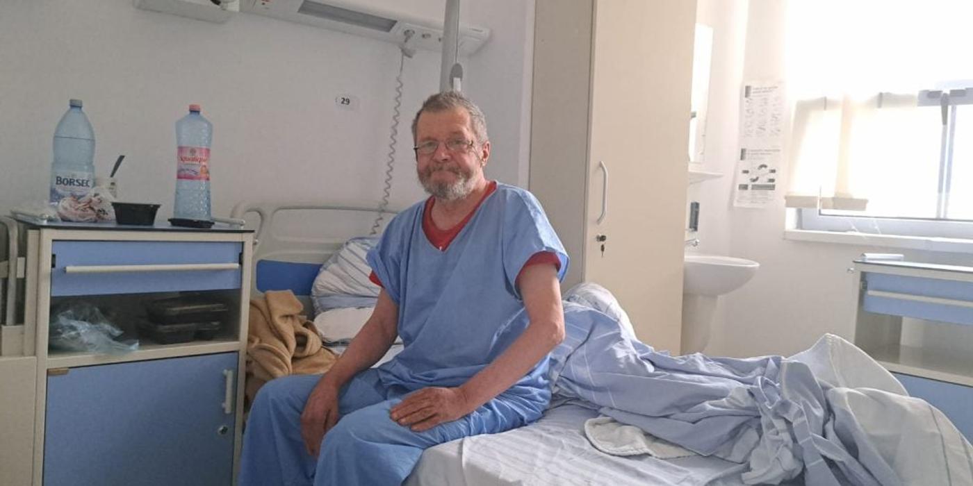 Unde se duc oamenii fără adăpost după ce sunt externați din spitale? Cazul unui bărbat care a trăit o lună la urgențe în București. Apoi a dispărut