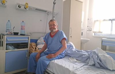 Unde se duc oamenii fără adăpost după ce sunt externați din spitale? Cazul unui bărbat care a trăit o lună la urgențe în București. Apoi a dispărut