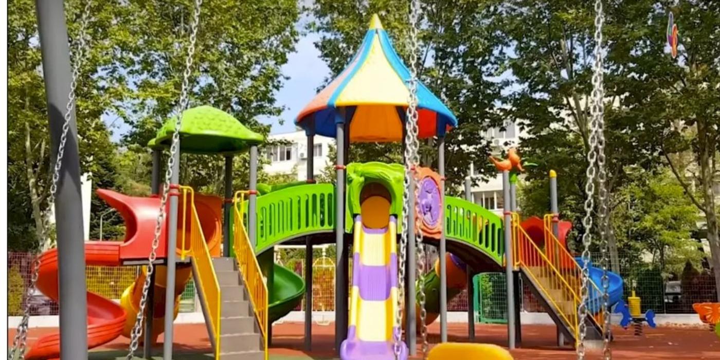 Un loc de joacă din Sectorul 4 a fost reabilitat. Copiii sunt așteptați la joacă