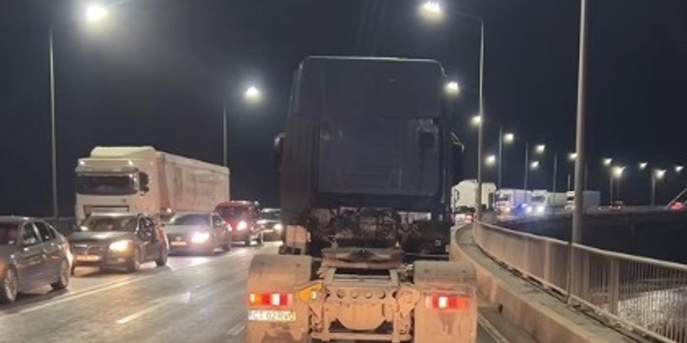 Nou protest al transportatorilor, la Constanţa/ Camioanele şi autoturismele au mărşăluit prin municipiu şi prin zona portuară