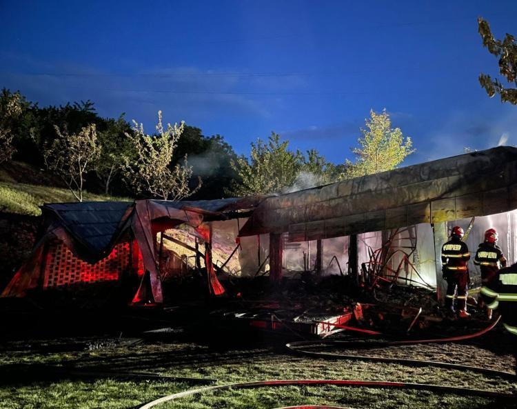 Incendiu puternic, în noaptea de miercuri spre joi, la o cabană de pe strada Odobești din Cluj-Napoca