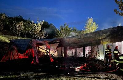 Incendiu puternic, în noaptea de miercuri spre joi, la o cabană de pe strada Odobești din Cluj-Napoca