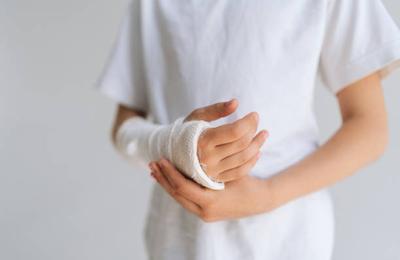 Primul ajutor la copilul care și-a rupt mâna: ghid esențial pentru părinți