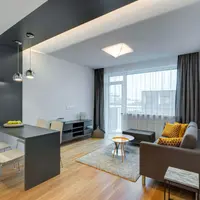 Sticla, punct de atractie in amenajarea unui apartament cu 2 camere