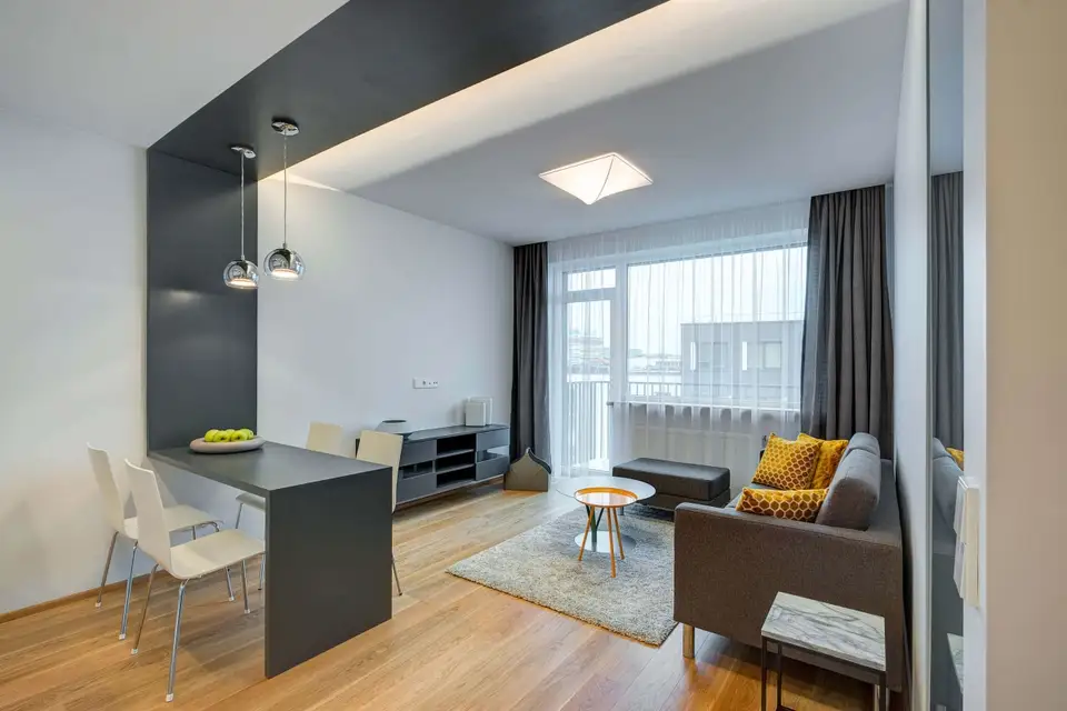 Sticla, punct de atractie in amenajarea unui apartament cu 2 camere