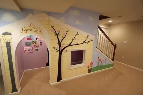 Spatiu de joaca amenajat sub scari pentru distractia copiilor