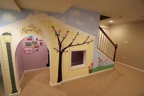 Spatiu de joaca amenajat sub scari pentru distractia copiilor